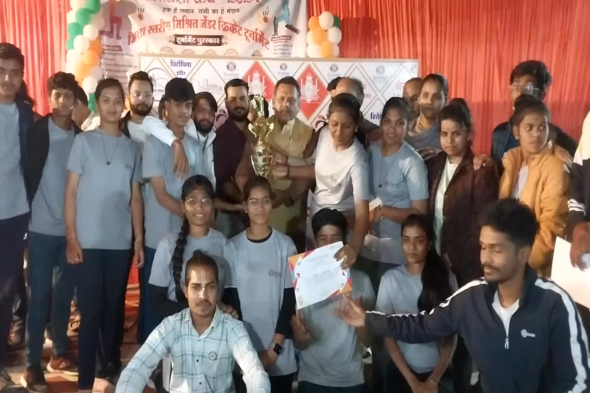 Harda News: महिला पुरुषों में भेदभाव खत्म करने मिश्रित जेंडर क्रिकेट टूर्नामेंट का आयोजन, 21 हजार का पहला इनाम जीत कर जाहिर की खुशी