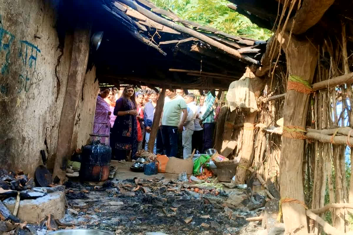 Kawardha Cylinder Blast News: सिलेंडर ब्लास्ट का शिकार हुए परिवार को मिलेगा आर्थिक सहयोग, पंडरिया विधायक ने की घोषणा 