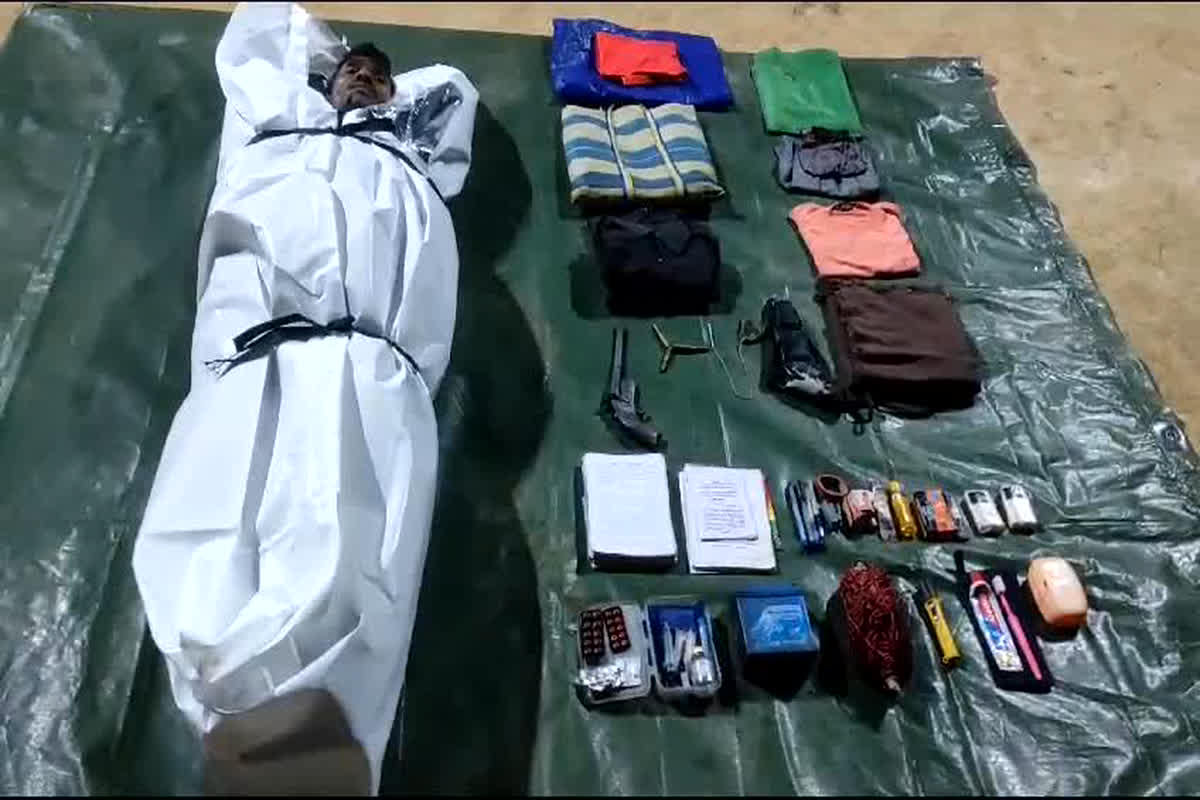 Police Naxalite Encounter: पुलिस नक्सली मुठभेड़ में पांच लाख का इनामी नक्सली ढेर, बड़ी मात्रा में जूते व वर्दी समेत अन्य सामग्री किए बरामद