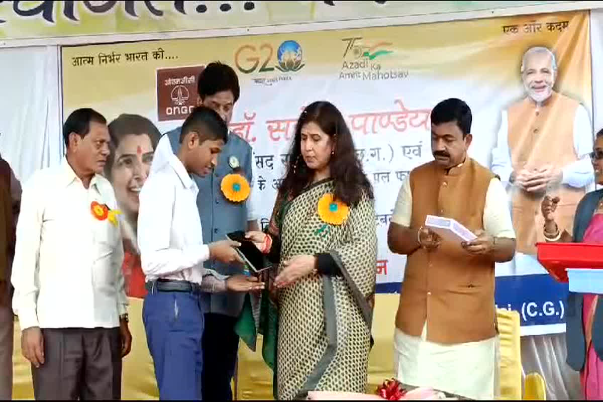Saroj Pandey Distributed Tablets: राज्यसभा सांसद सरोज पांडे ने मेधावी छात्र-छात्राओं को बांटा टैबलेट, धरोहर कक्ष का भी किया उद्घाटन