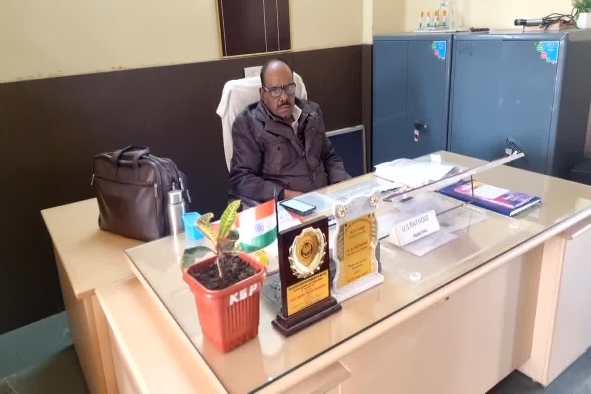 Hoshangabad News: क्लास में छात्रा के साथ शिक्षक करता था ये काम, विरोध करने पर नहीं माना तो… जानें क्या है पूरा मामला