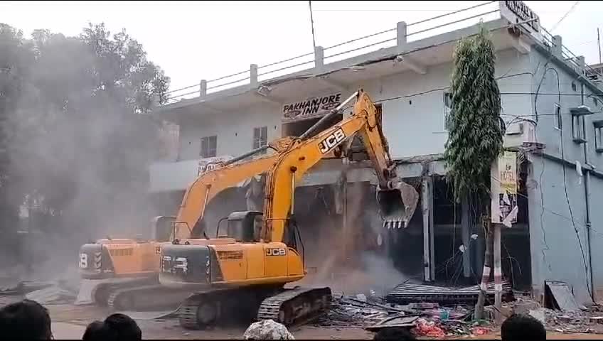 पार्षद के अवैध मकान में चला बुलडोजर, भाजपा नेता की हत्या में आरोपी है विकास पाल