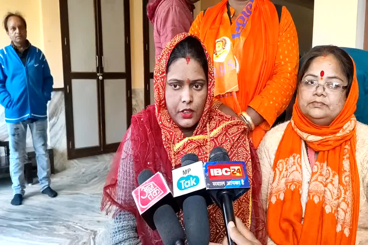 Dharm Parivartan in Jabalpur : राजिया बी से नंदिनी बनी युवती.. मजहब की दीवार तोड़ सनातन धर्म में की वापसी