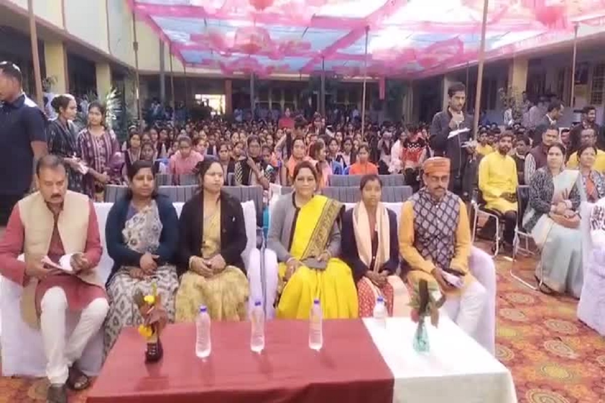विधायक रेणुका सिंह की अनोखी पहल! 12वीं की टॉपर छात्रा अंजली बैगा को बनाया एक दिन की विधायक