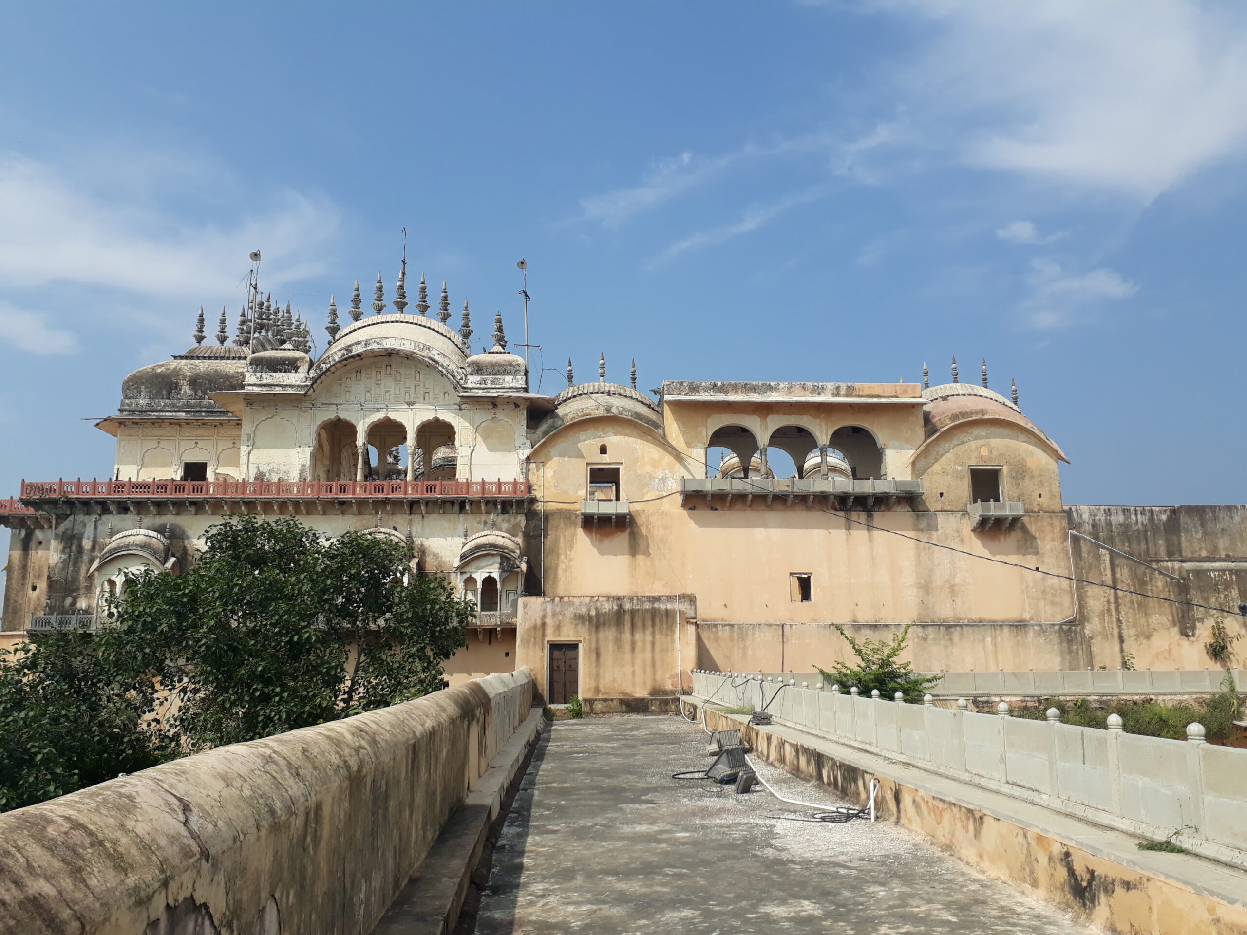 अलवर: पूर्व में उलवर के नाम से जाना जाने वाला अलवर शहर की स्थापना राजपूत शासक प्रताप सिंह ने 1770 में की थी। इतिहास प्रेमियों के लिए, यह शहर ईस्ट इंडिया कंपनी के साथ संधि पर हस्ताक्षर करने वाला पहला शहर था और विभिन्न लड़ाइयों और सैन्य गतिविधियों में भाग लेने के लिए प्रसिद्ध रहा है। अलवर को भानगढ़ के ‘प्रेतवाधित’ किले के लिए भी जाना जाता है। यह स्मारक अपने चिनाई के माक और भव्य संरचनात्मक डिज़ाइन के लिए प्रसिद्द है। प्रचुर वनस्पतियों और जीवों के साथ, यह स्थान संतुलित पारिस्थितिकी का एक आदर्श उदाहरण है।