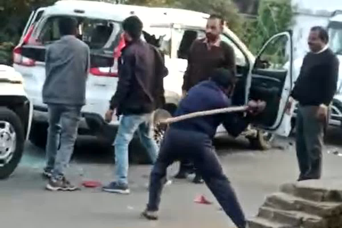 Bandhavgarh SDM Video: और मारो इनको…हाथ बांधकर खड़े रहे SDM साहब, सामने युवकों को पीटते रहे गुंडे, वीडियो देख दहल जाएगा आपका दिल