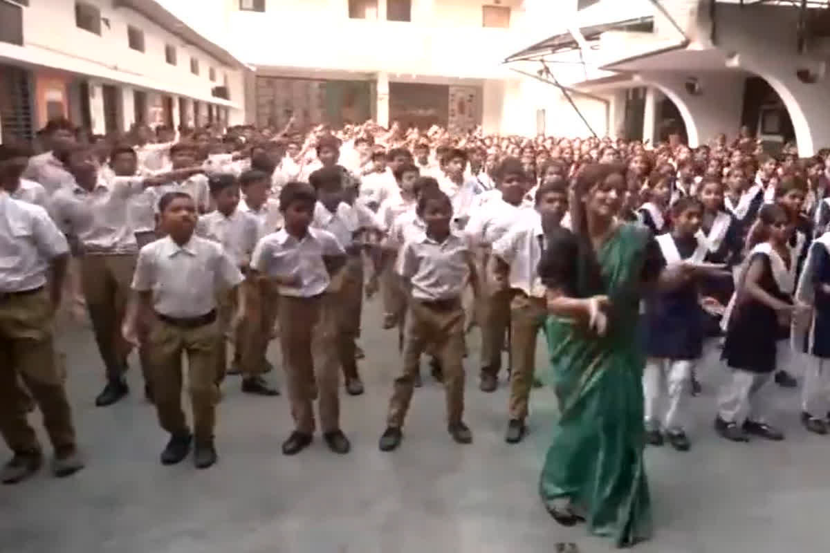 Nagpur School Teacher Dance Video: ‘भारत का बच्चा-बच्चा जय श्री राम बोलेगा…’ छात्रों के साथ रामधुन में झूमीं लेडी टीचर, ताबड़तोड़ वायरल हो रहा वीडियो