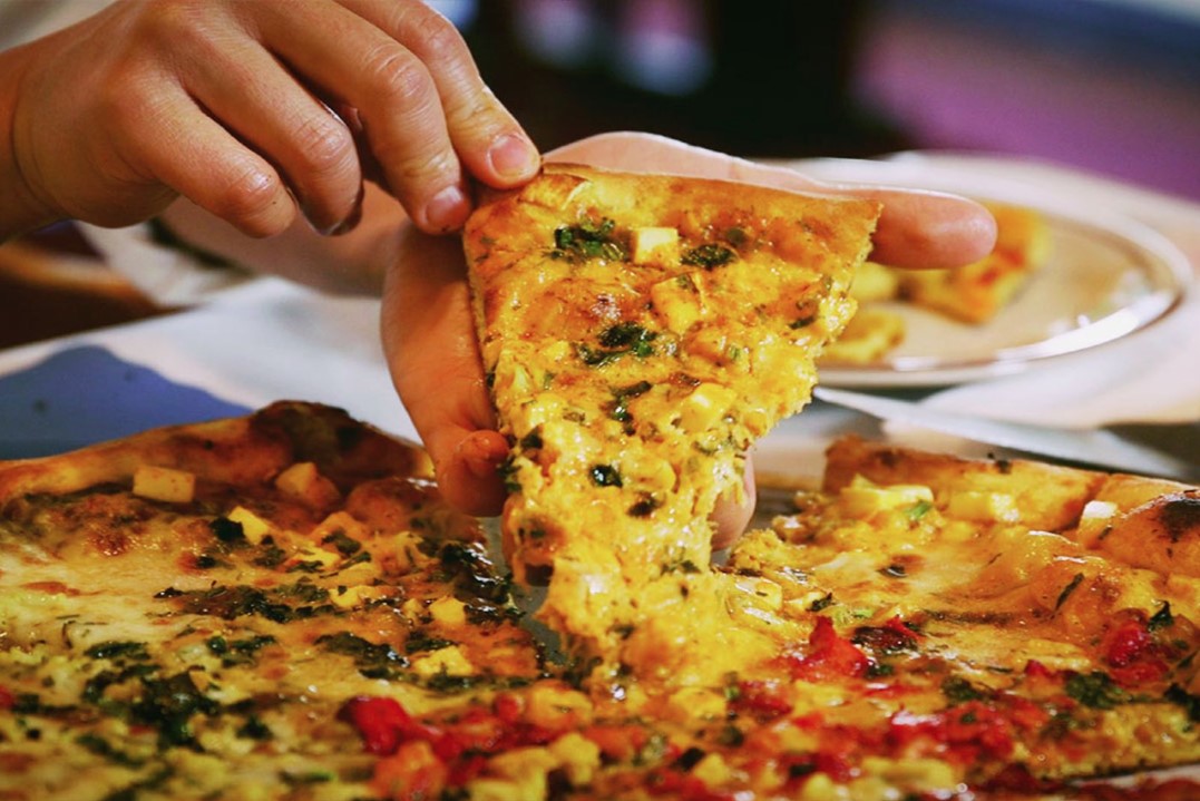 Death After Eating Pizza: चिकन टिक्का मसाला Pizza के एक स्लाइस ने ली युवक की जान, वजह जान आप भी रह जाएंगे हैरान