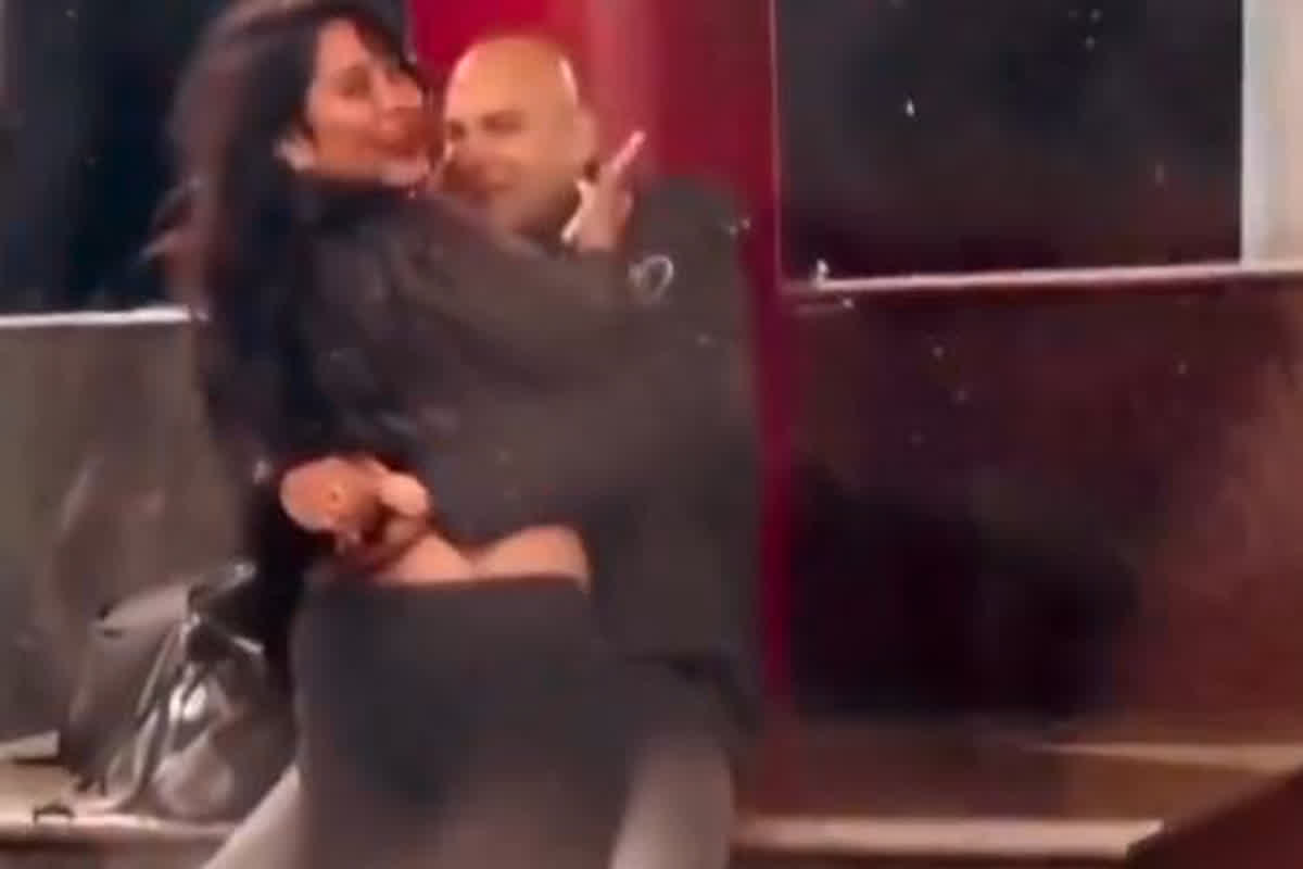 Delhi Metro Viral Video full: गोद में बैठाया प्रेमिका को और शुरू हो गया खुलेआम, दिल्ली मेट्रो से सामने आया प्लेटफॉर्म पर रोमांस का वीडियो