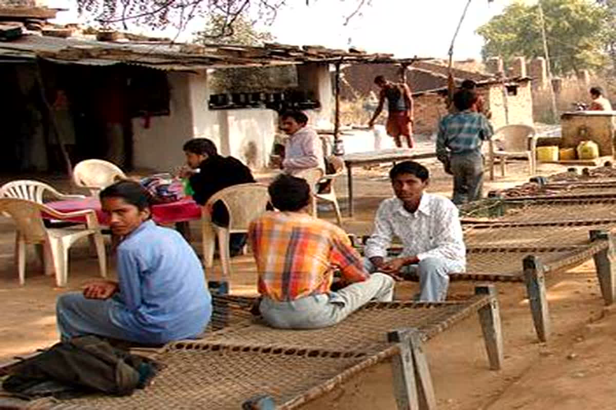 Datia Pathan Dhaba News: पठान ढाबा में फायरिंग के बाद मचा हड़कंप, खाना खा रहे युवकों पर बदमाशों ने दनादन दाग दी गोलियां