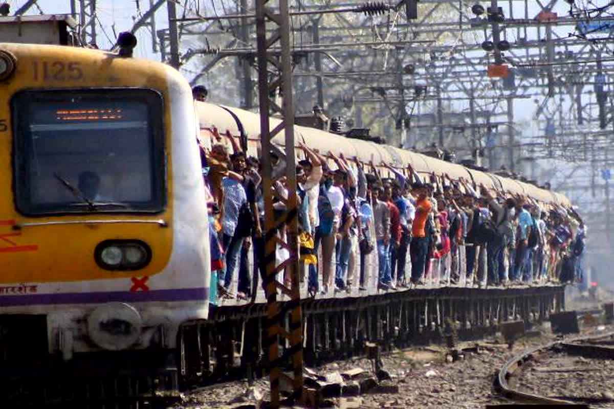 Railway Employees Cut By Train: रेलवे ट्रैक पर सिग्नल ठीक कर रहे थे तीन अधिकारी, तभी आ गई लोकल ट्रेन, फिर जो हुआ…