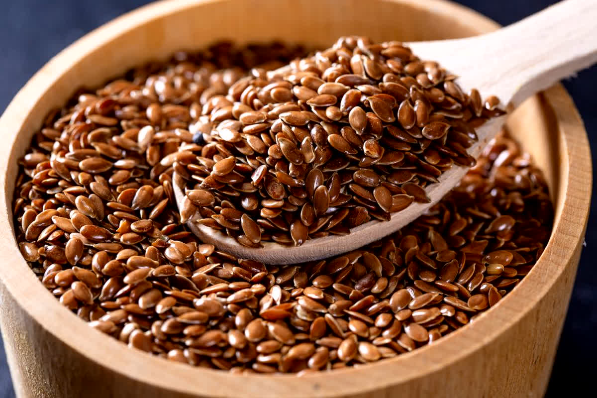 Benefits Of Flax Seed: सर्दियों में डाइट में शामिल करें अलसी के बीज, कई तरह की बीमारियों से मिलता है निजात