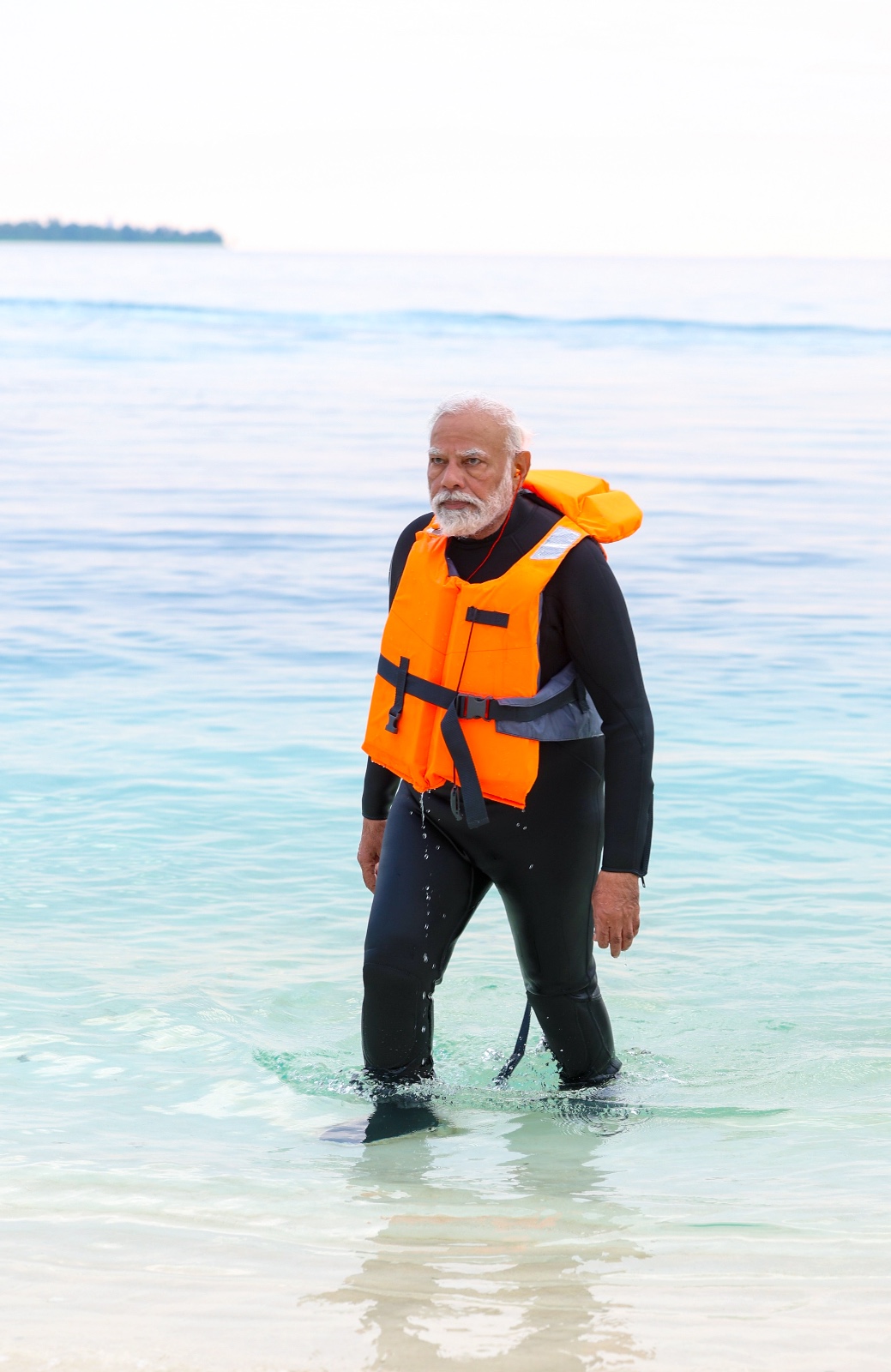 प्रधानमंत्री नरेंद्र मोदी मंगलवार और बुधवार को तमिलनाडु, केरल और लक्षद्वीप के दौरे पर थे। इस दौरान उन्होंने लक्षद्वीप में समुद्र किनारे सैर की और अपने इस अनुभव को तस्वारों के द्वारा अपने सोशल मीडिया अकाउंट पर शेयर भी किया।