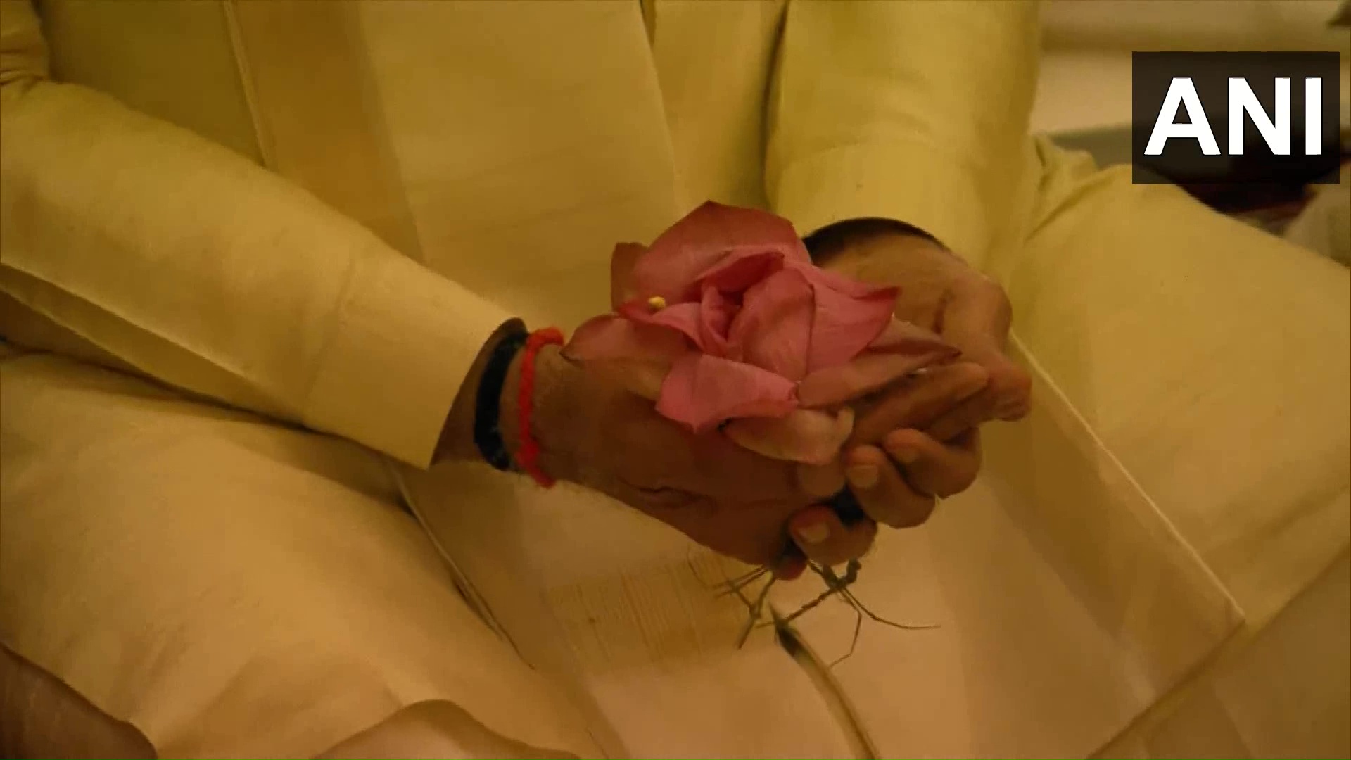 शेयर की गई तस्वीरों में प्रधानमंत्री मोदी हाथों में फूल लिए नजर आए।