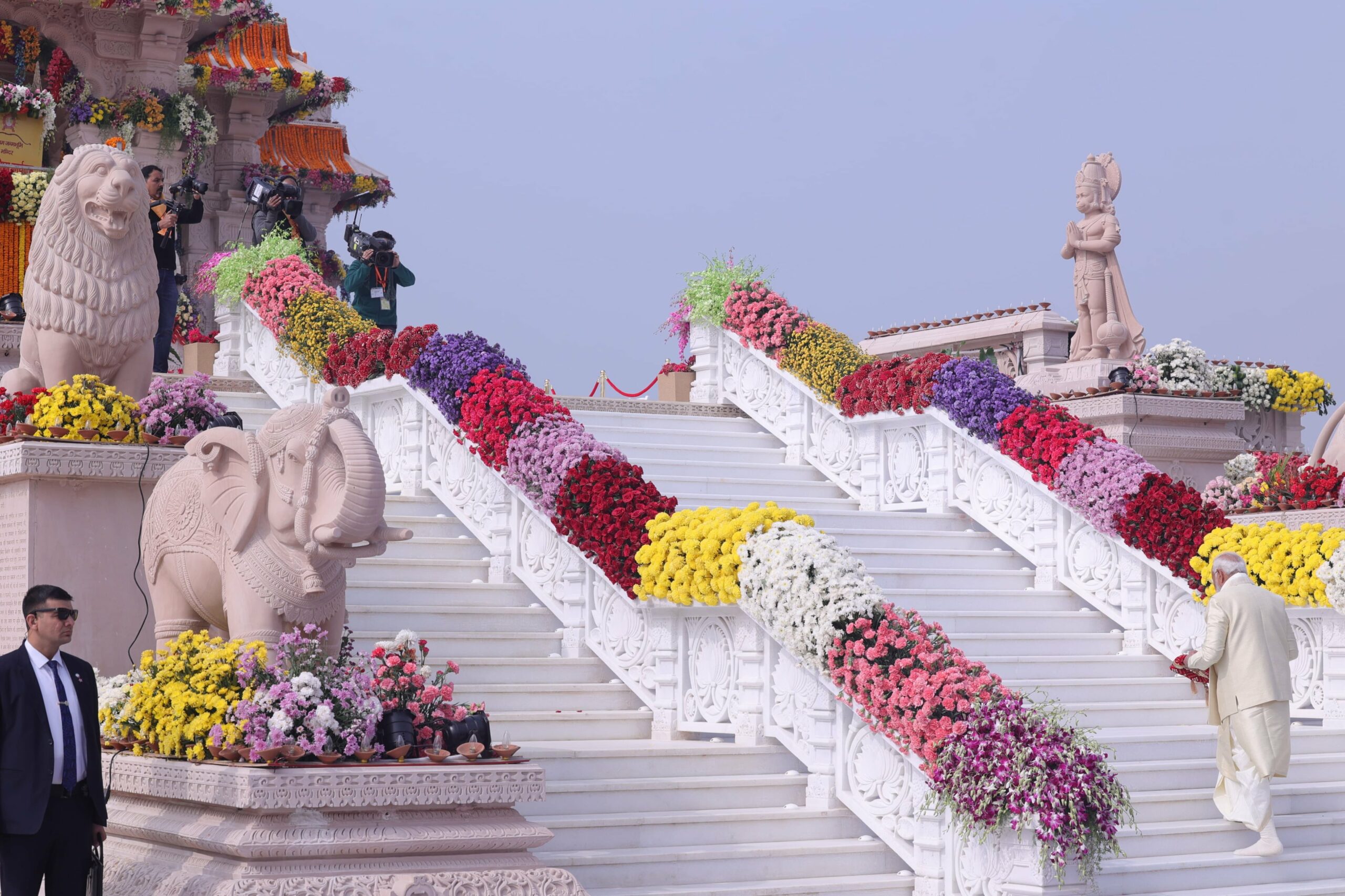 रामलला का मंदिर बाहर से लेकर अंदर तक अलग-अलग रंगो के फूलों से सजा हैं।