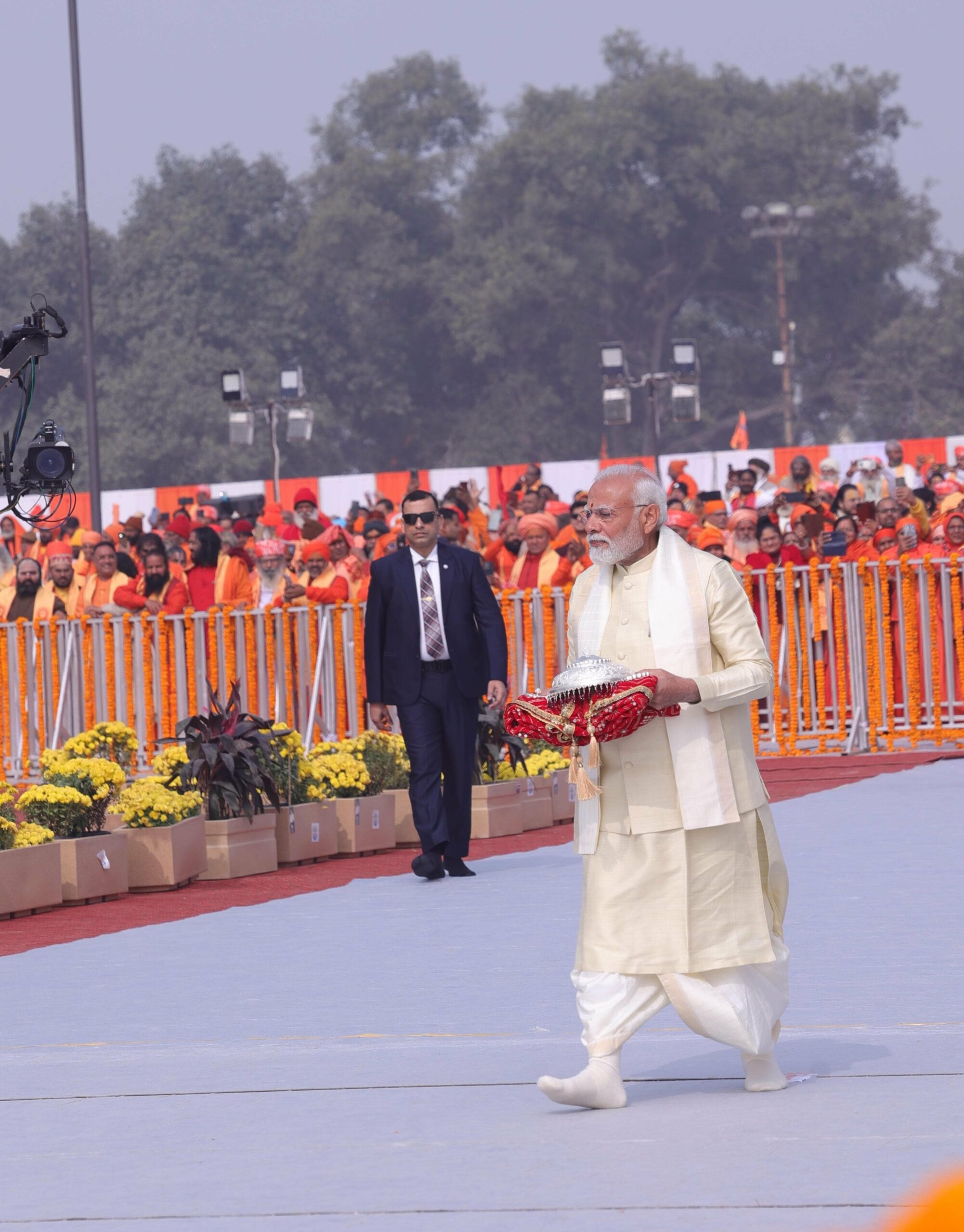 प्रधानमंत्री नरेंद्र मोदी ने धोती कुर्ता पहने हाथों में छत्र लिए मंदिर के अंदर किया प्रवेश।