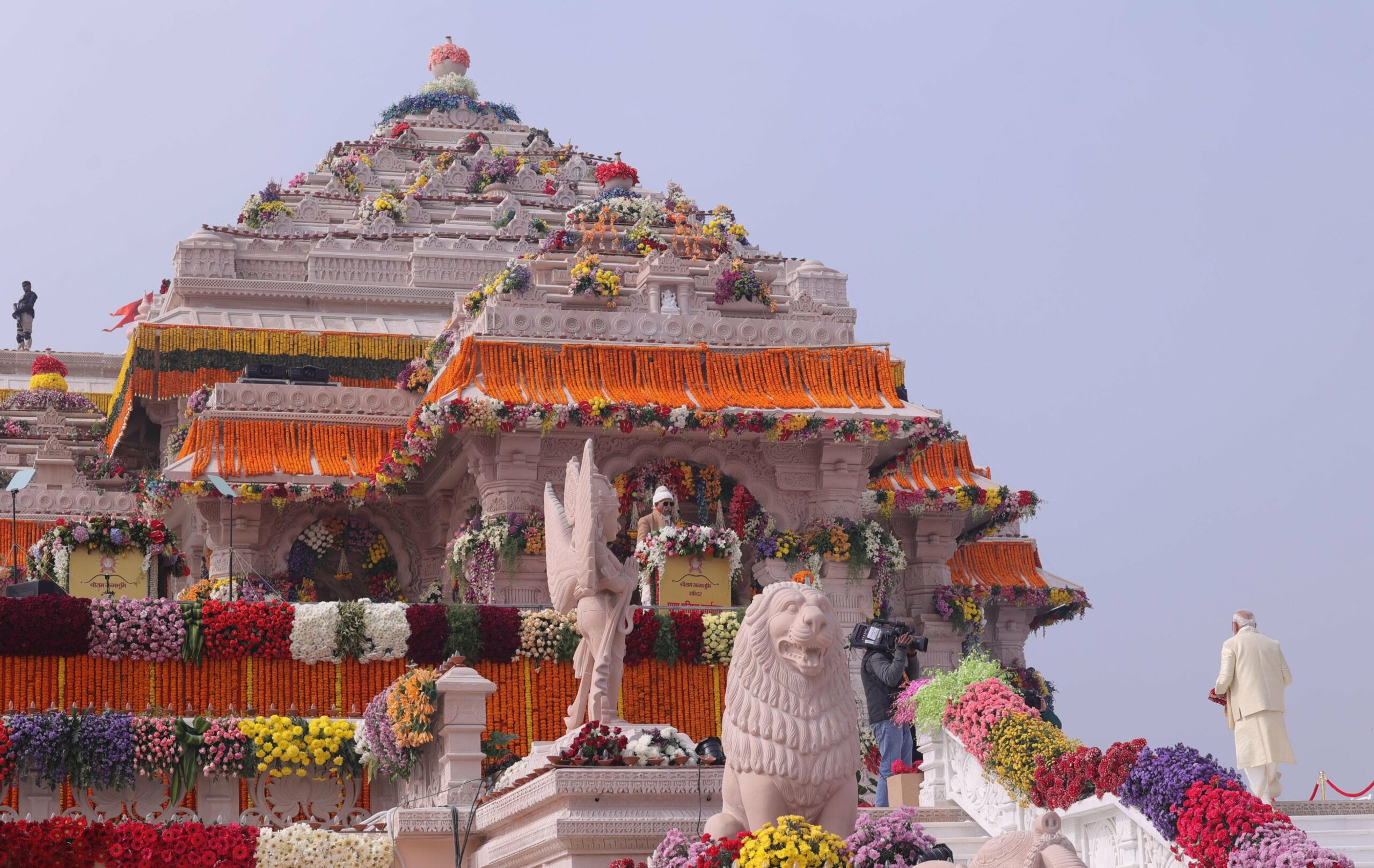 प्रधानमंत्री नरेंद्र मोदी ने शेयर की आज की तस्वारें जिसमें प्राणप्रतिष्ठा के लिए मंदिर को लाखों फूलों से सजाया जो बेहद ही सुंदर नजर आ रहा हैं।