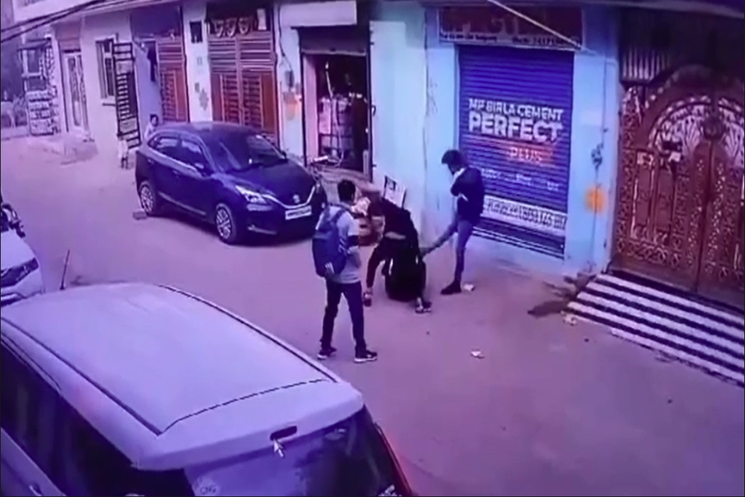 Viral Video : स्कूटी सवार लड़कों ने छात्र की कर दी जमकर पिटाई, सोशल मीडिया पर वायरल हो रहा वीडियो, पुलिस जांच में जुटी..