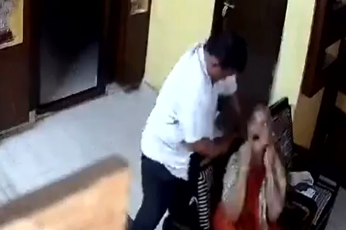 Hatya Ka Live Video: गमछे से गला दबाकर बुजुर्ग महिला की हत्या की कोशिश, छटपटते हुए करती रही मिन्नतें, लेकिन दरिंदे को नहीं आई दया, सामने आया लाइव वीडियो