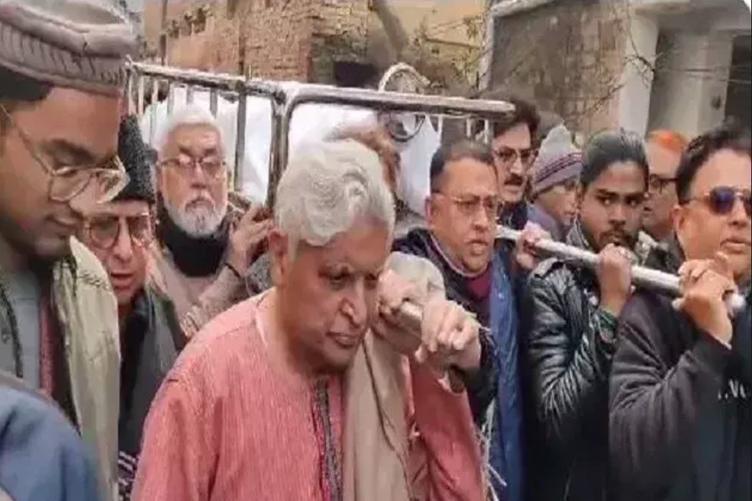 Munawwar Rana Funeral: मुनव्वर राणा की अंतिम यात्रा में शामिल हुए जावेद अख़्तर, ऐशबाग के कब्रिस्तान में किया गया सुपुर्द-ए-खाक