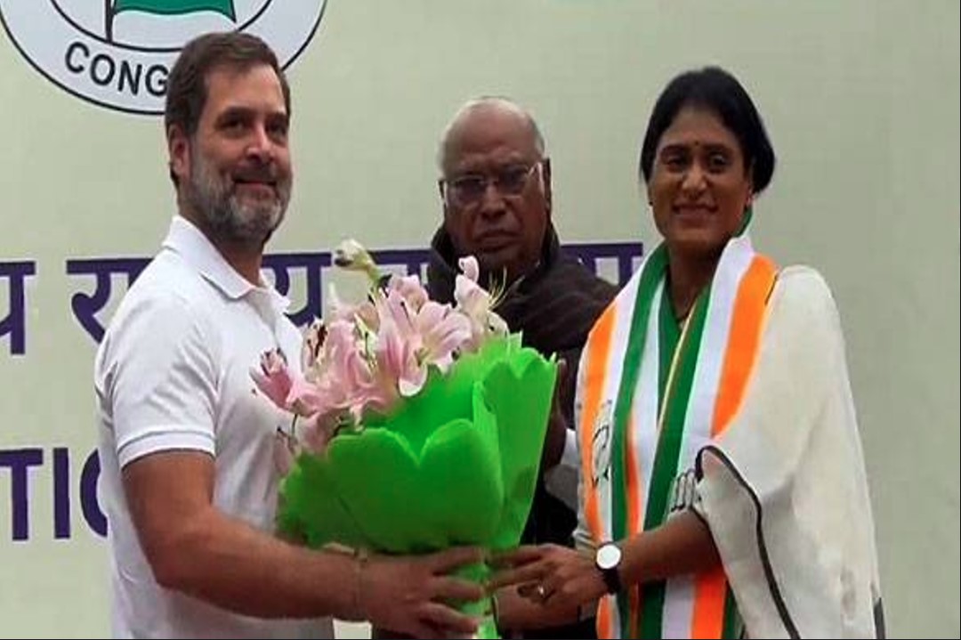 Sharmila Join Congress: पूर्व सीएम की बेटी ने ज्वाइन की कांग्रेस पार्टी, खरगे और राहुल गांधी ने दिलाई सदस्यता