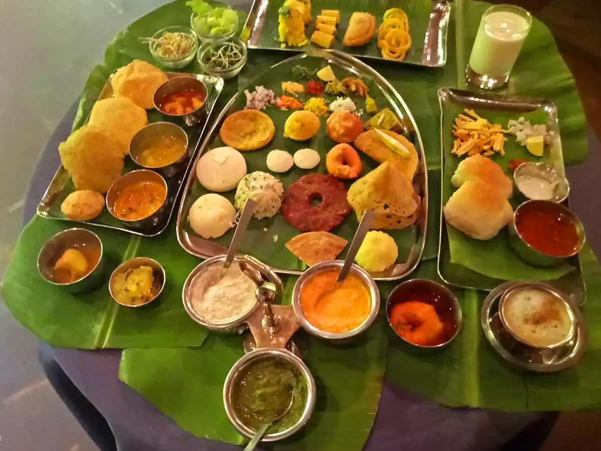 दक्षिण भारतीय व्यंजन भारत के सबसे लोकप्रिय देसी व्यंजनों में से एक है, अगर आपने साउथ इंडियन फूड को टेस्ट किया है, तो इस बात का अंदाजा आपको खुद होगा कि यहांं के खाने के चर्चे पूरी दुनिया में क्यों है। अगर आप दक्षिण भारत घूमने का प्लान बना रहे हैं, तो एक और चीज है जिसे आपको बिल्कुल भी मिस नहीं करना चाहिए और वो है यहां का टेस्टी खाना। आइए जानतें है यहां मशहूर डिस के बारे में।