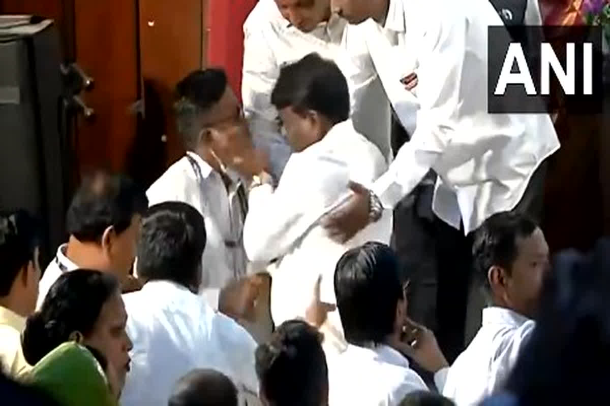 BJP MLA Sunil Kamble: भाजपा विधायक ने पुलिसकर्मी को जड़ा थप्पड़, सोशल मीडिया पर वायरल हो रहा वीडियो….