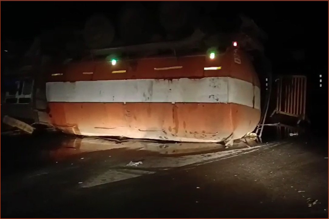 Tanker Filled With Palm Oil Overturned: टला बड़ा हादसा, ऑटो को बचाने के चक्कर में पलटा ऑयल से भरा ट्रक