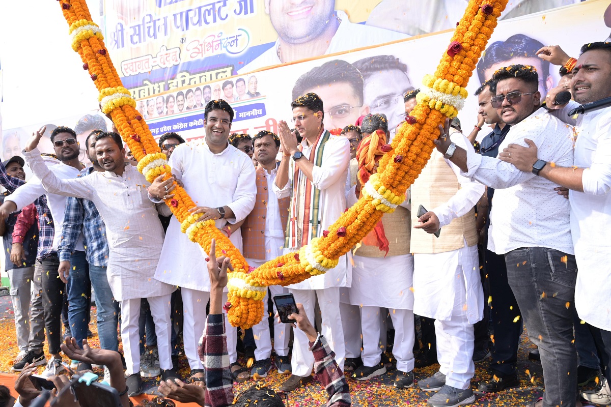 छत्तीसगढ़ कांग्रेस प्रभारी सचिन पायलट का भव्य स्वागत, सुबोध हरितवाल ने साथियों के साथ क्रेन से पहनाया 40 फीट का हार