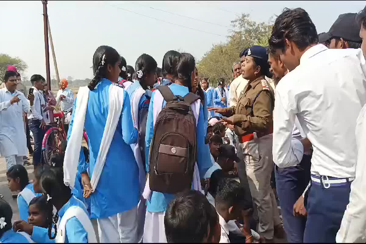 CG News: शिक्षक के खिलाफ अचानक स्कूली बच्चों ने खोला मोर्चा, बड़ी संख्या में उतरे सड़कों पर, मामला जानकर आप भी रह जाएंगे हैरान