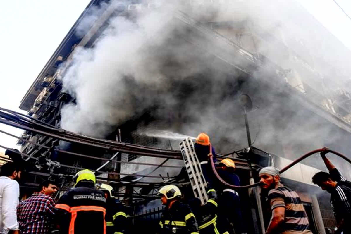 Fire In Mumbai: 6 मंजिला इमारत में लगी भीषण आग, महिला की झुलसने से मौत..