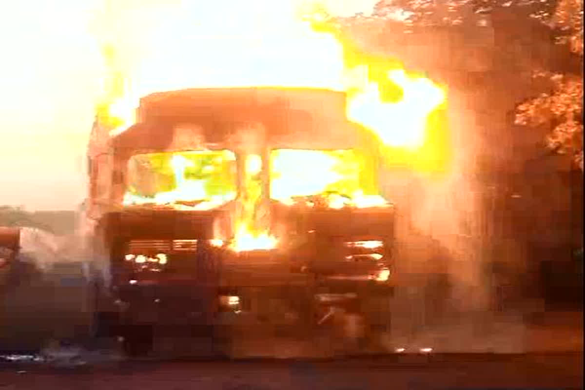 Pathalgaon News: एक ही झटके में धूं-धूं कर जलकर राख हुई ट्रक, ड्राइवर और क्लीनर ने कूदकर बचाई जान, सामने आई ये बड़ी वजह