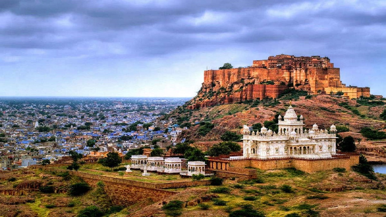 अजमेर: अजमेर भारत के राजस्थान राज्य का एक प्रमुख व ऐतिहासिक नगर है। अरावली पहाड़ियों से घिरा यह शहर मुईनुद्दीन चिशती की, दरगाह शरीफ के लिए मशहूर है। राजस्थान आकर अगर, आप मुगल वास्तुकला के गवाह बनना चाहते हैं तो, अजमेर बेहद शांतिपूर्ण व आध्यात्मिक शहर है। राजस्थान के हृदय में.बसा अजमेर हिंदू व मुस्लिम श्रद्धालुओं का स्थान है। यहाँ प्रत्येक वर्ष भारी भीड़ उमड़ती है। इस शहर की एक और खासियत है, और वो है यहाँ की संस्कृति व शिल्प कौशल। यह एक धार्मिक स्थान है जहाँ आकर आपके मन को शांति मिल सकती है।