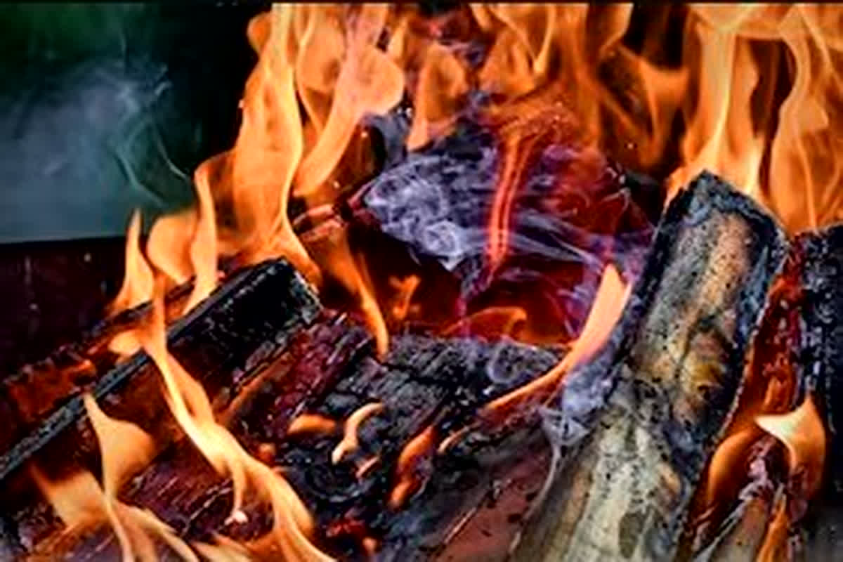 Bonfire in Train Coach: चलती ट्रेन में आग जलाकर तापने लगे लोग, धुआं उठता देख यात्रियों में मचा हड़कंप…