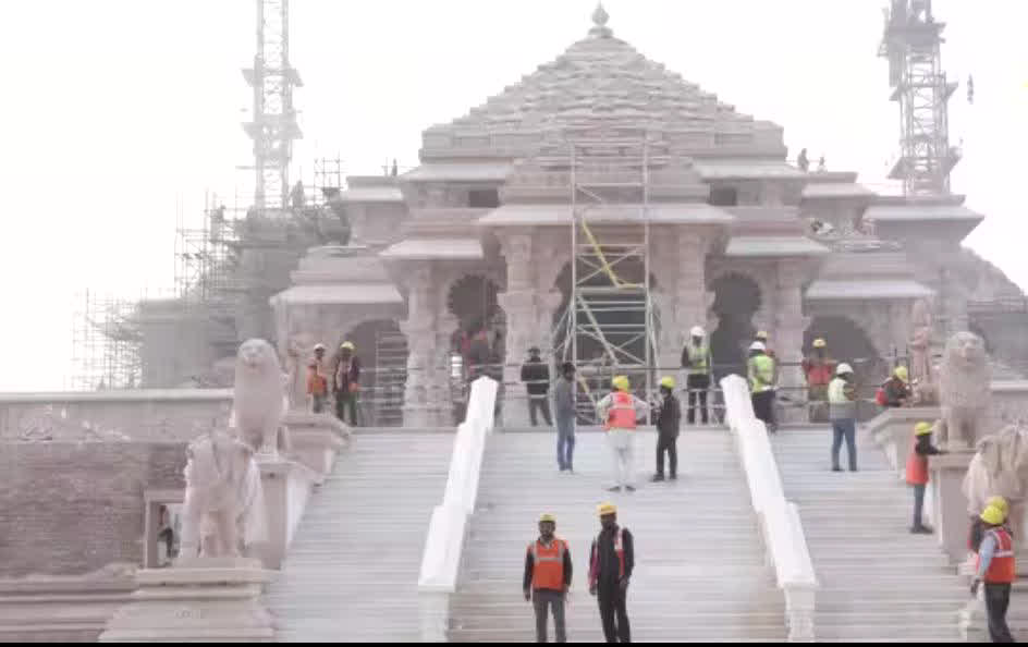 देवताओं, देवी-देवताओं की मूर्तियां मंदिर के स्तंभों और दीवारों को सुशोभित करती हैं। 32 सीढ़ियां चढ़कर श्रद्धालु सिंहद्वार से प्रवेश कर सकेंगे।