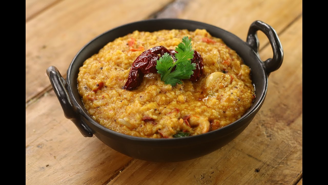 बीसी बेले भात: बीसी बेले भात दक्षिण भारतीय राज्य कर्नाटक का ट्रेडिशनल और पसंदीदा खाना है। उबले हुए चावलों को तूर दाल, सब्जियों और मसालों के साथ पकाकर तैयार की जाने वाली बीसी बेल भात खिचड़ी का एक रूप है। तैयार होने के बाद इसे बूंदी, रायता, चटनी, सलाद, पापड़ या आलू/केले के चिप्स के साथ स्वाद बनाने के लिए परोसा जाता है।