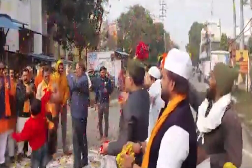 Muslim community showered flowers on Jan Jagran Yatra