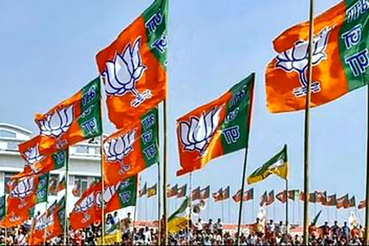 Uttrakhand News: लोकसभा चुनाव से पहले कांग्रेस को लगा बड़ा झटका, पूर्व विधायक समेत कई नेता BJP में हुए शामिल