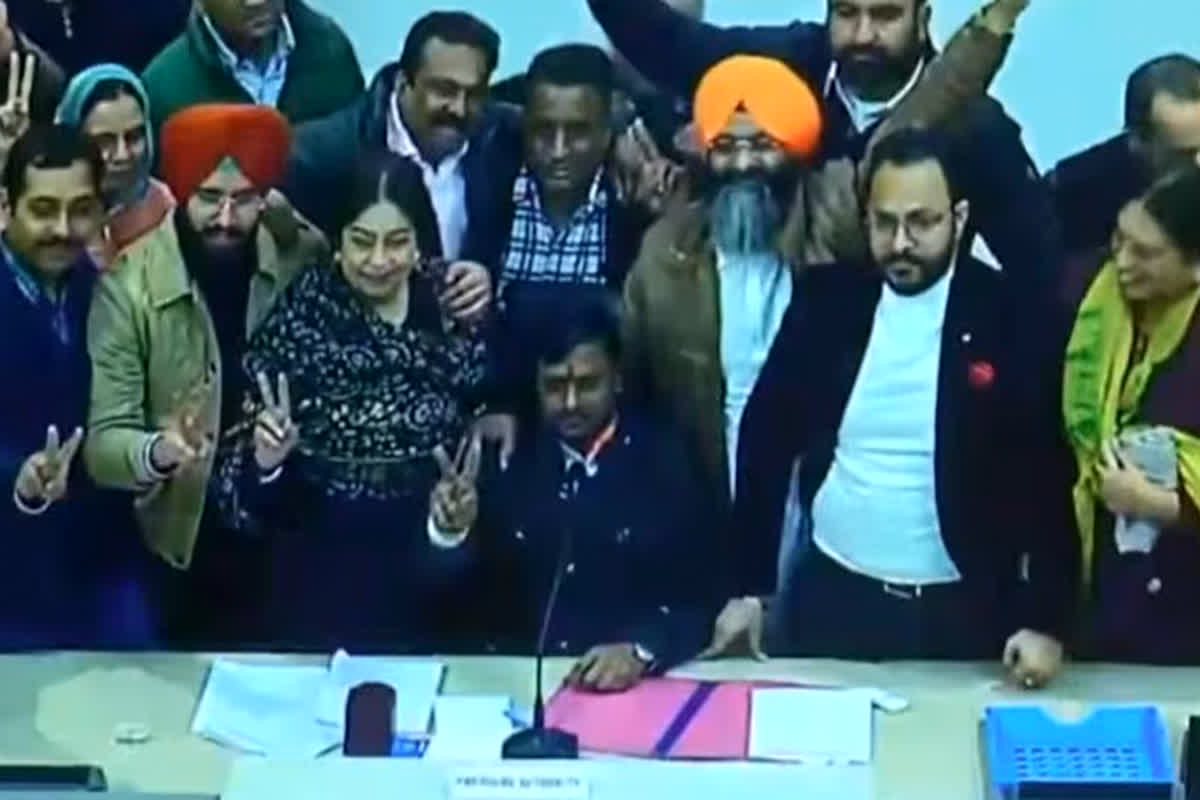 Chandigarh Mayor Election Result: चंडीगढ़ मेयर चुनाव में BJP की जीत के बाद मचा बवाल, अब HC जाएंगे AAP और कांग्रेस