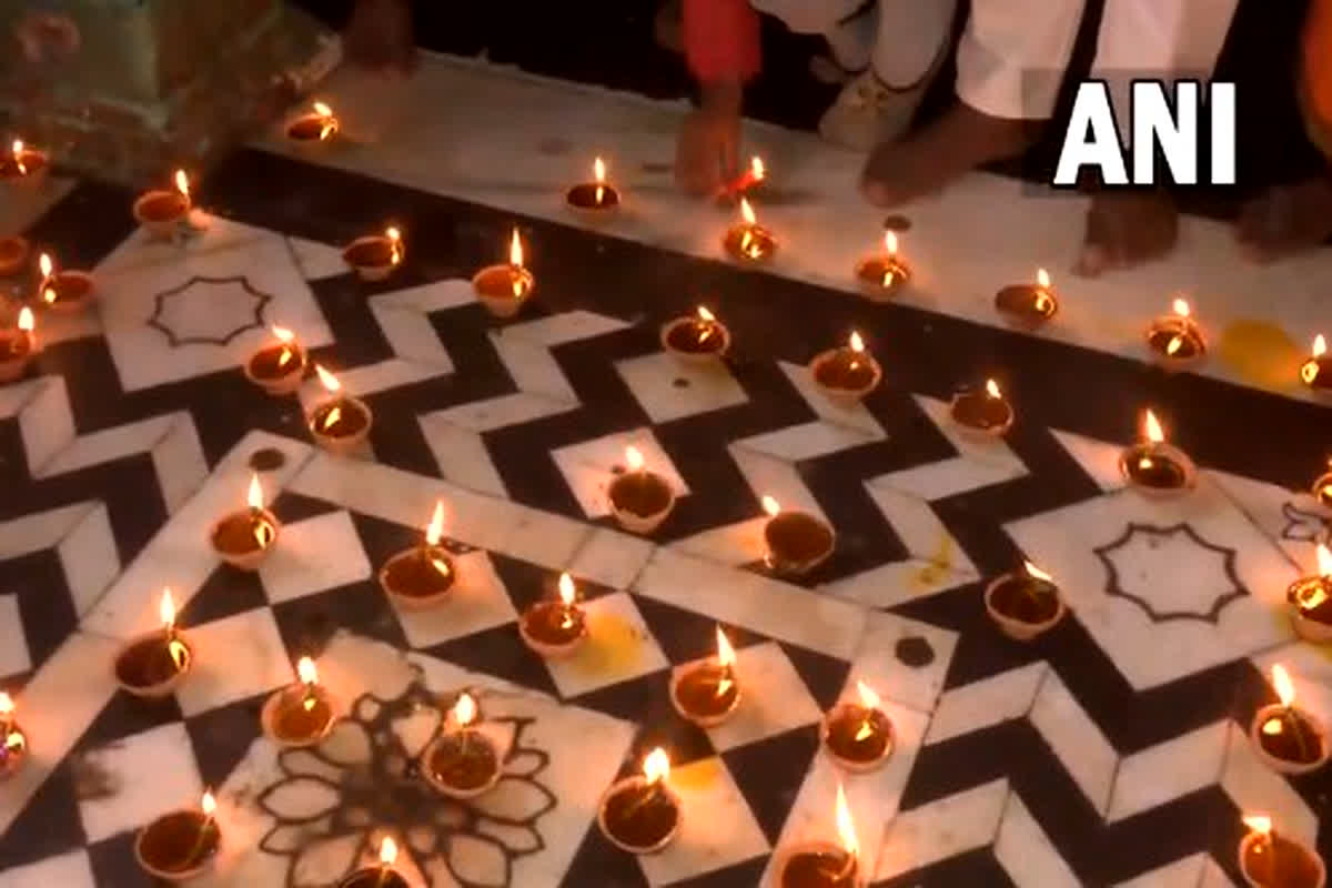 Ram Mandir Pran Pratishtha: अवध में राम आए हैं… प्राण प्रतिष्ठा समारोह के अवसर पर हनुमानगढ़ी मंदिर में मनाया गया दीपोत्सव