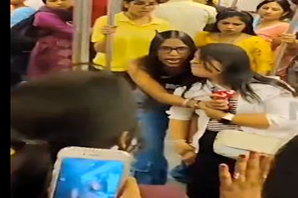 Delhi Metro Viral Video : दिल्ली मेट्रो का एक और वीडियो हुआ वायरल, ऐसी हरकत करते दिखी महिलाएं
