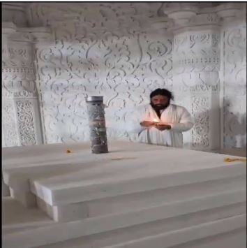 Ram Mandir Pran Pratishtha : निर्मोही अखाड़ा के महंत दिनेंद्र दास ने राम मंदिर के गर्भ गृह में आरती, पुजारी सुनील दास भी रहे मौजूद