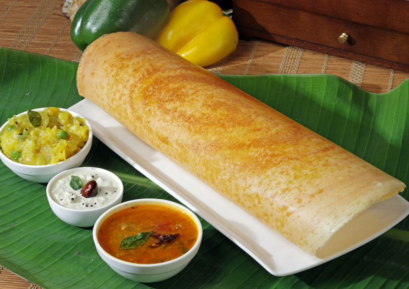 मसाला डोसा: मसाला डोसा के रूप में जाना जाने वाला एक पारंपरिक दक्षिणी भारतीय व्यंजन पूरे देश में लोकप्रिय है, जिसे भीगे हुए चावल और दाल के घोल से बनाया जाता है। घोल को पैन में पैनकेक की तरह डालते हैं और फिर उसे डोसा का आकार दिया जाता है। डोसा आलू, प्याज और तेल के साथ तैयार किया जाता है। पकवान को अक्सर कसा हुआ नारियल और कटा हरा धनिया से सजाया जाता है। डोसा की इतनी लोकप्रियता है कि अब इसे कई तरह के वर्जन में बनाया जाता है जैसे सूर मसाला डोसा, रवा मसाला डोसा, प्याज मसाला डोसा, पेपर मसाला डोसा आदि। इसे आप ब्रेकफास्ट, लंच या डिनर किसी भी टाइम पर खा सकते हैं।
