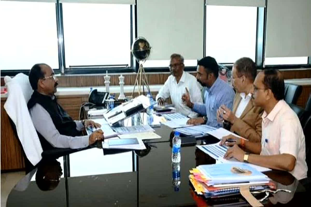 उप मुख्यमंत्री अरुण साव ने ली अधिकारियों की बैठक, समय-सीमा में सभी कामों को पूरा करने के दिए निर्देश