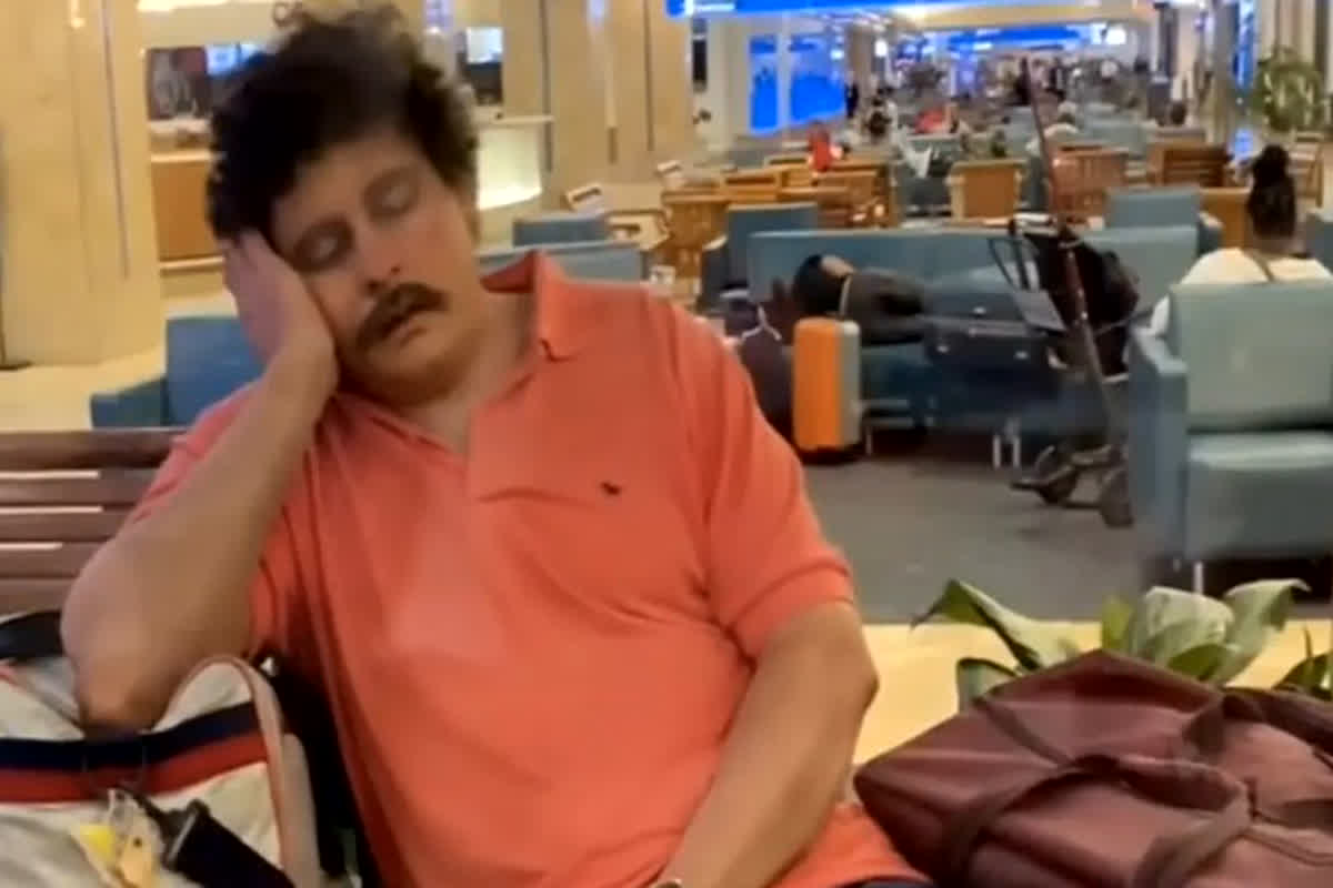 Viral Video: एयरपोर्ट पर 40 साल से सो रहे इस शख्स की सच्चाई जान उड़ जाएंगे होश, वायरल हो रहा वीडियो