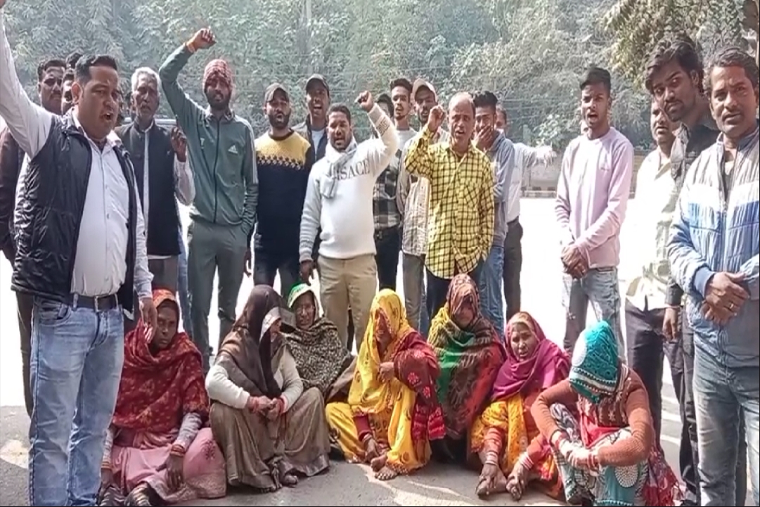 Gwalior News : पीड़ित नाबालिग के परिजनों ने SP ऑफिस को किया घेराव, धरने पर बैठकर की नारेबाजी, जानिए क्या है पूरा माजरा