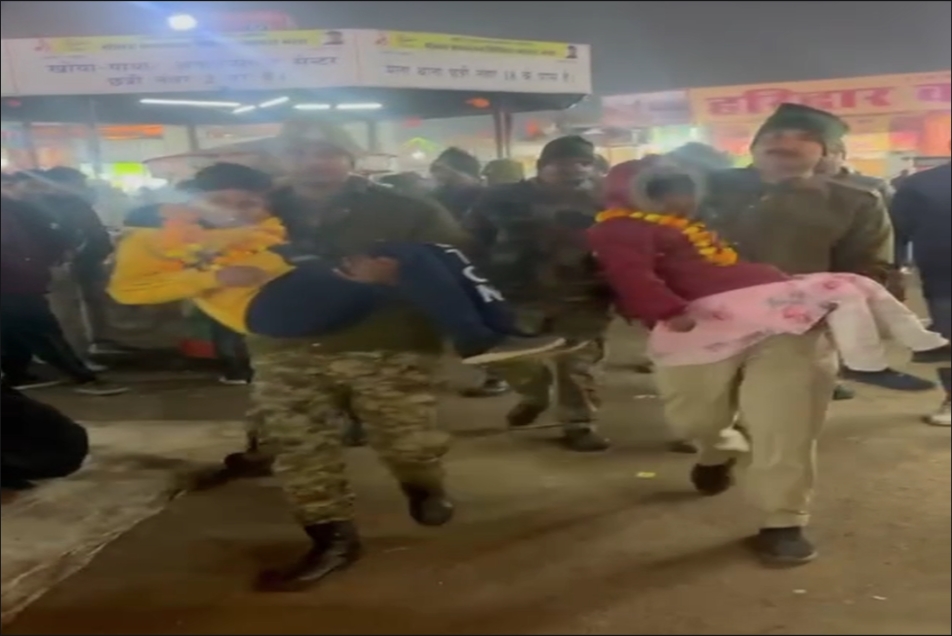 Policemen showed the fair by carrying children in their lap