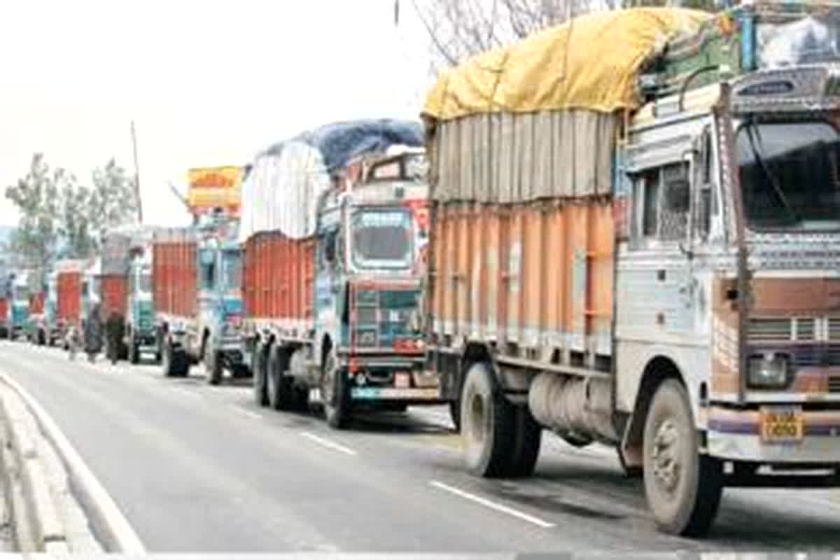 Indore News: अवैध वसूली को लेकर फूटा लोगों का गुस्सा, ट्रक एंड ट्रांसपोर्ट एसोसिएशन ने मुख्यमंत्री को पत्र लिख कर की ये मांग