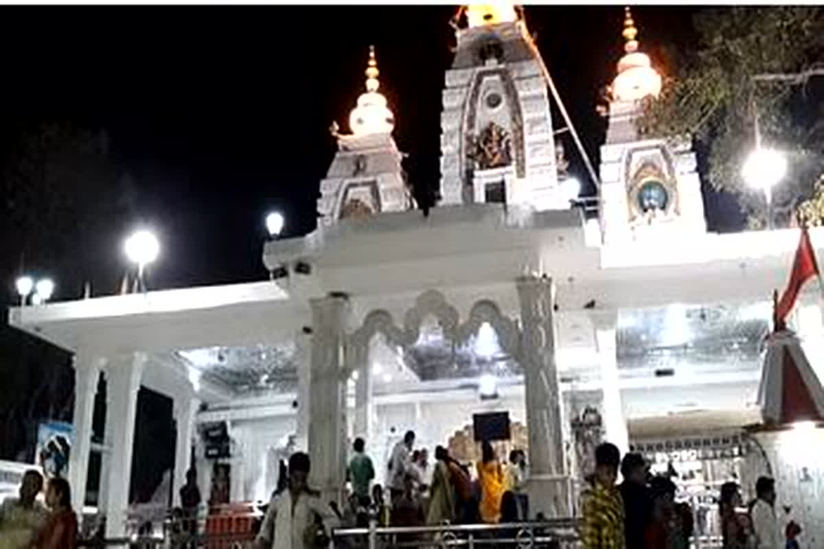 Indore Khajrana Mandir: प्राचीन खजराना मंदिर में शुरू हुआ अखंड रामायण का पाठ, 10 हजार दीपों से जगमग होगा मंदिर परिसर