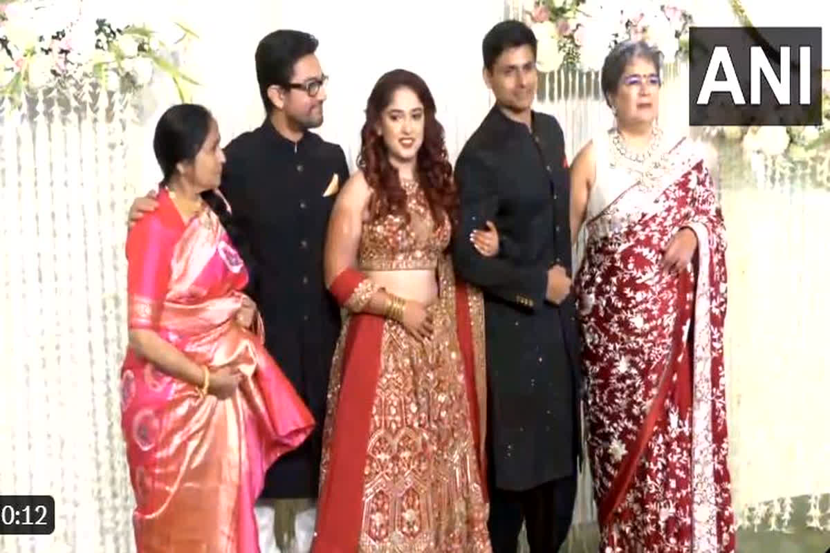 Ira Nupur Wedding Reception: बेटी आयरा के रिसेप्शन में बेहद हैंडसम दिखे आमिर खान, देखें वीडियो